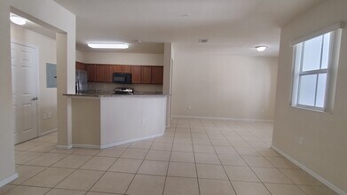 8620 NW 97th Ave in Medley, FL - Foto de edificio - Building Photo
