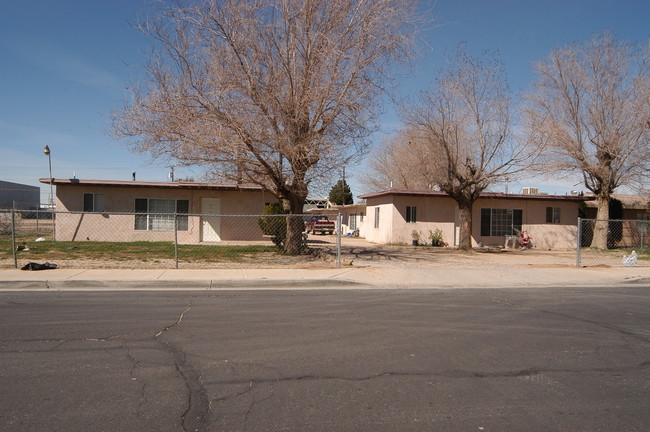 14732-14742 Mesa Dr in Victorville, CA - Foto de edificio - Building Photo