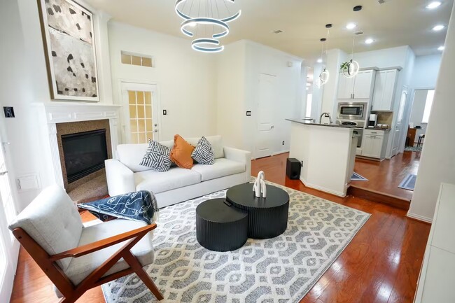 5625 Dolores St in Houston, TX - Building Photo - Building Photo