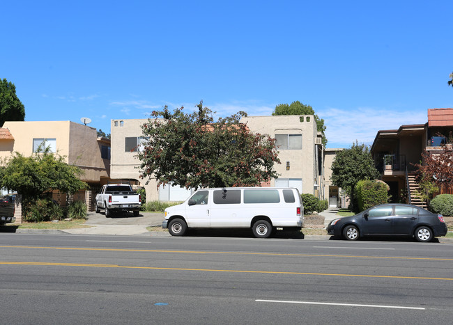 11961 Burbank Blvd in Valley Village, CA - Building Photo - Building Photo