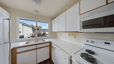 730 SE 8th Ave in Oak Harbor, WA - Building Photo - Building Photo