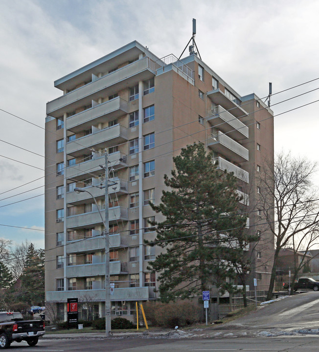 525 Eglinton Avenue East in Toronto, ON - Building Photo