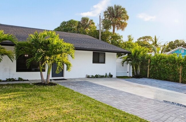 2612 SE Clayton St, Unit Furnished Stuart Oasis