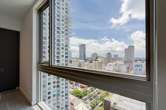 300 NE 2nd Ave in Miami, FL - Foto de edificio - Building Photo