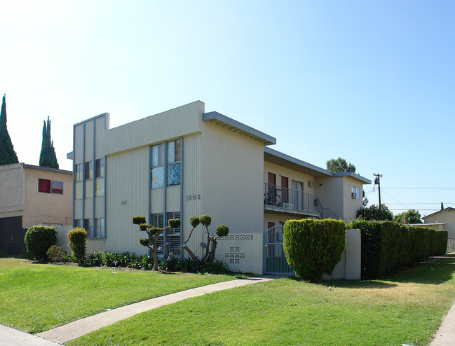 1802 E Wilson Ave in Orange, CA - Foto de edificio - Building Photo