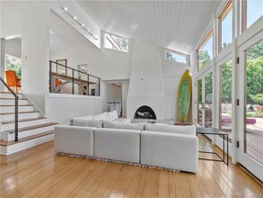 3635 Serra Rd in Malibu, CA - Foto de edificio - Building Photo