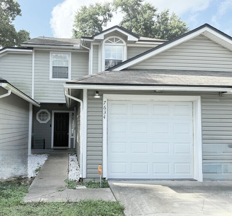 7634 Rain Forest Dr N in Jacksonville, FL - Building Photo