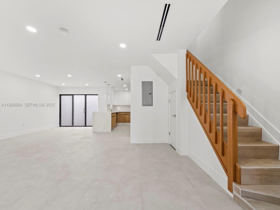 6885 NW 169th St in Hialeah, FL - Building Photo