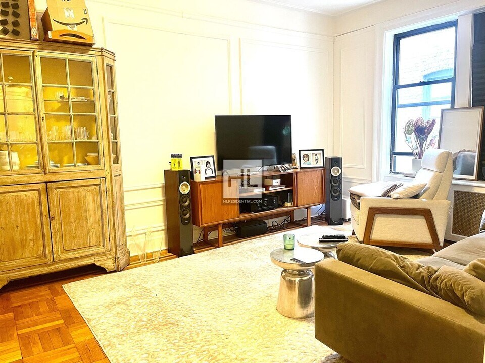 WEST 104 STREET in New York, NY - Foto de edificio