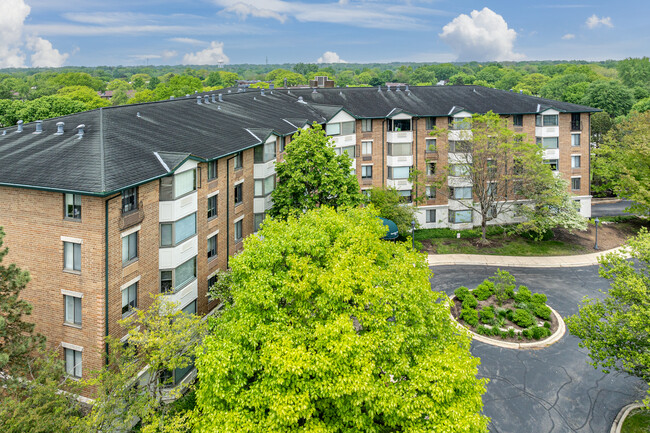 Greenbriar Place Condominiums in Glen Ellyn, IL - Foto de edificio - Building Photo