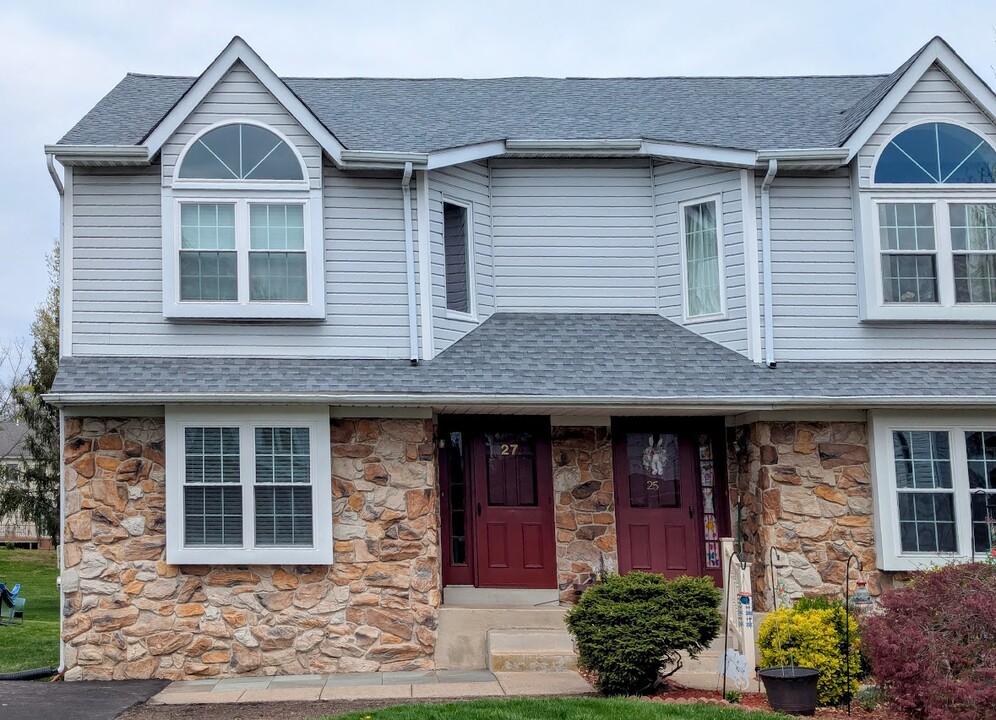 27 Pearl Dr in Doylestown, PA - Building Photo