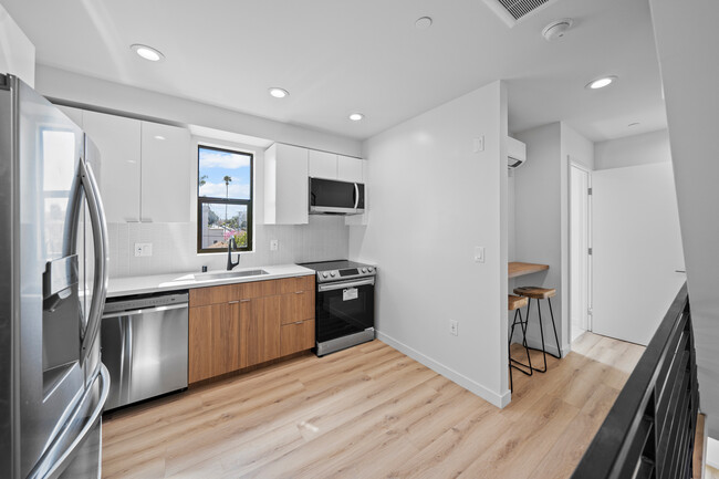 1042 Irolo in Los Angeles, CA - Foto de edificio - Building Photo
