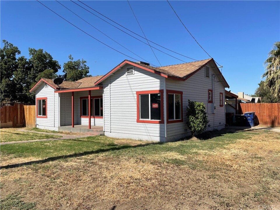 301 S N St in Bakersfield, CA - Building Photo