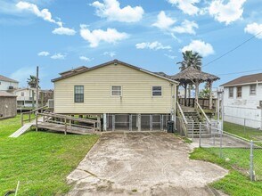 5 Highland Dr in Hitchcock, TX - Building Photo - Building Photo