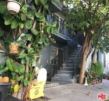 6727 Whitsett Ave in Los Angeles, CA - Building Photo