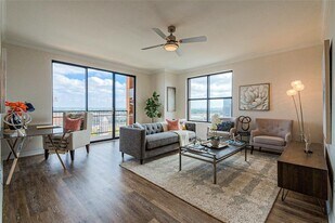 330 E Las Colinas Blvd in Irving, TX - Building Photo