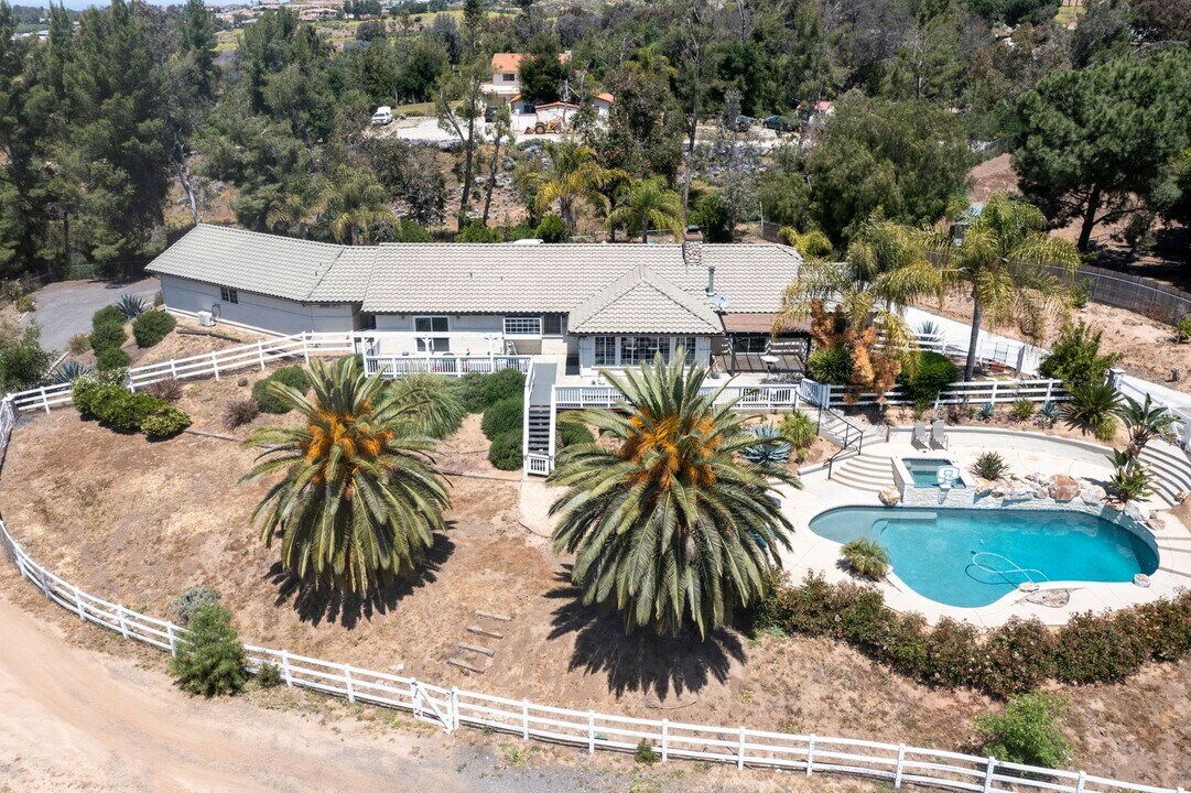36900 Vía Broza in Temecula, CA - Building Photo