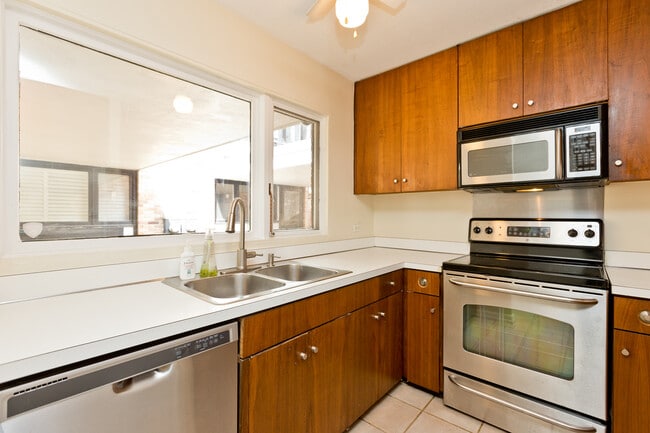 property at 588 W Hawthorne Pl