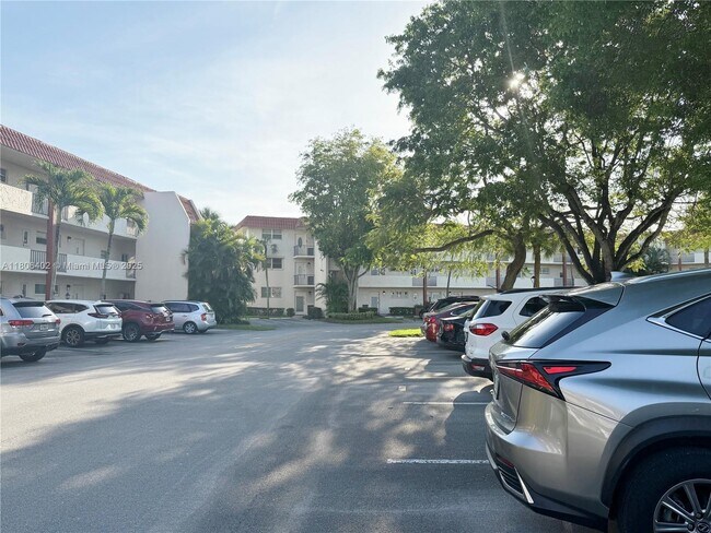 9820 S Hollybrook Lake Dr in Pembroke Pines, FL - Building Photo - Building Photo