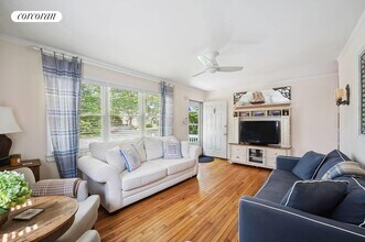 136 Pulaski St in Southampton, NY - Foto de edificio - Building Photo