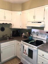 200 Woodmont Ave, Unit 97 in Bridgeport, CT - Building Photo - Building Photo