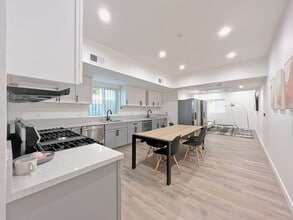 1366 West 35th St in Los Angeles, CA - Foto de edificio - Building Photo