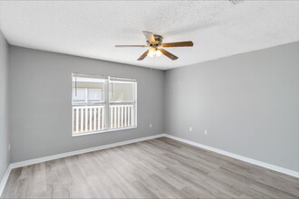 12757 Lake Vista Dr in Gibsonton, FL - Building Photo - Building Photo