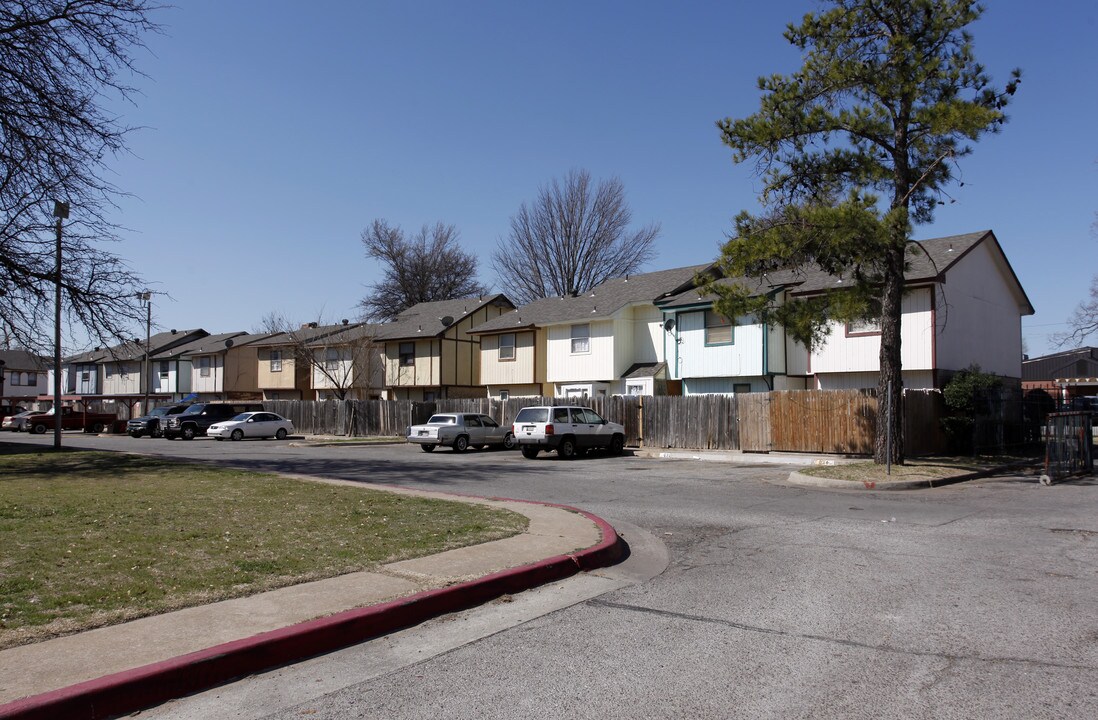 Oakwood Townhomes in Oklahoma City, OK - Foto de edificio