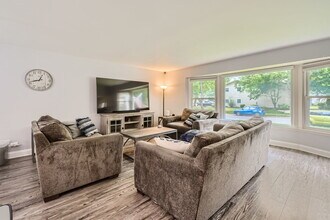 1322 E Thurston Dr in Palatine, IL - Building Photo - Building Photo