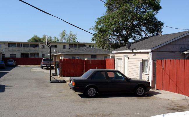 3734-3740 W 102nd St in Inglewood, CA - Foto de edificio - Building Photo