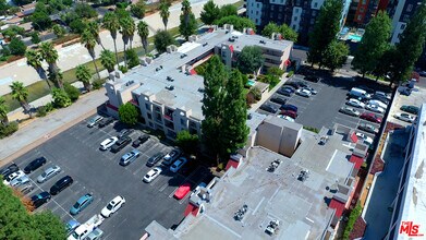 6820 Remmet Ave, Unit 303 in Los Angeles, CA - Building Photo - Building Photo