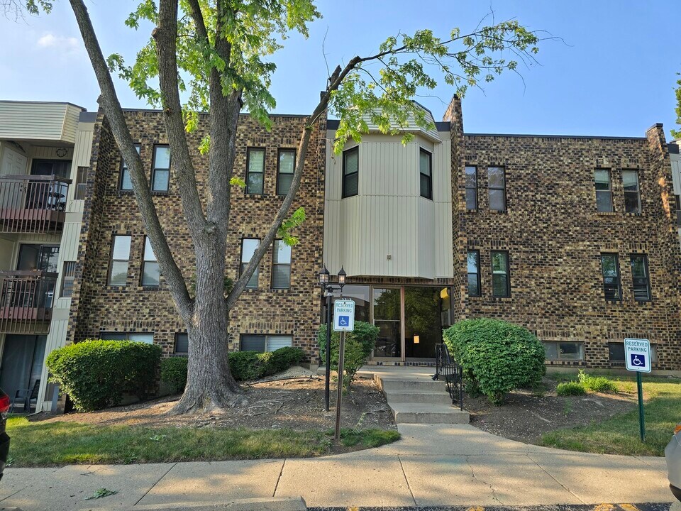 2212 Country Club Dr in Woodridge, IL - Building Photo
