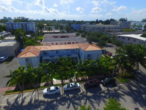 7130 Rue Versailles in Miami Beach, FL - Building Photo - Building Photo