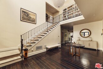2975 Mandeville Canyon Rd in Los Angeles, CA - Foto de edificio - Building Photo