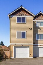 1619 SW Barton St in Seattle, WA - Building Photo - Building Photo