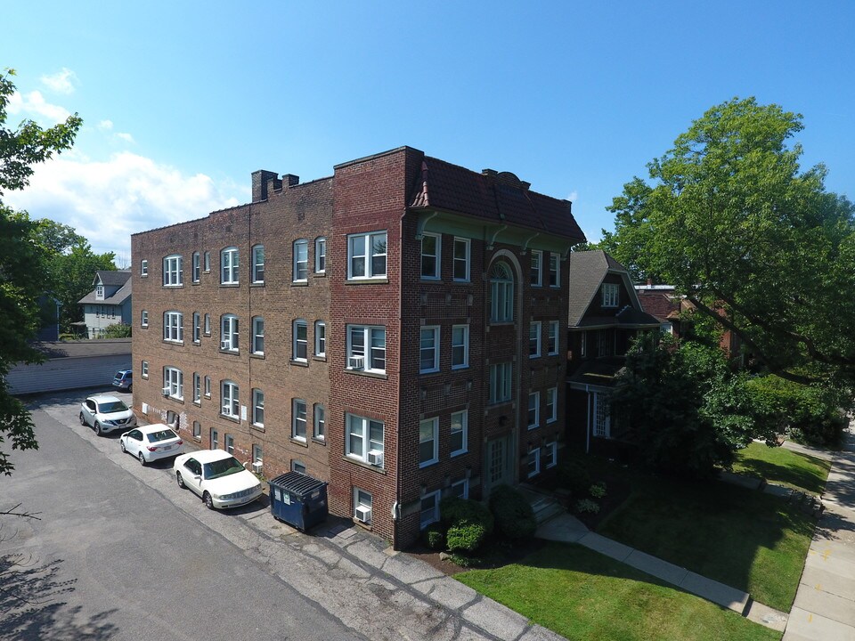 2600 Mayfield Rd in Cleveland Heights, OH - Building Photo