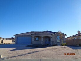 41518 Sierra Vista Dr in Lancaster, CA - Building Photo