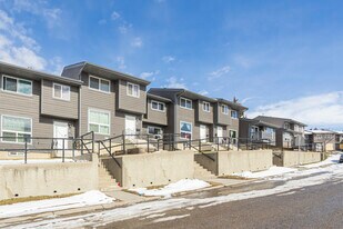 6900 Ranchero Rd NW in Calgary, AB - Building Photo