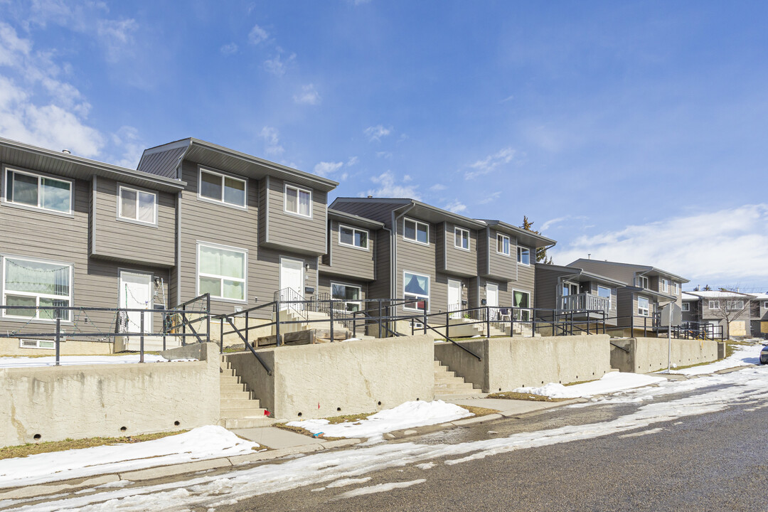 6900 Ranchero Rd NW in Calgary, AB - Building Photo