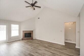 6987 Country Walk Dr in Cordova, TN - Foto de edificio - Building Photo