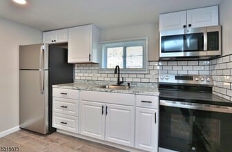 8 Apple Trail in Jefferson, NJ - Building Photo - Building Photo