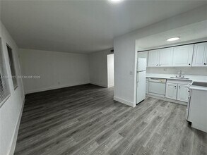 1530 NE 136th St in North Miami, FL - Building Photo - Building Photo