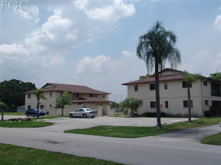 1318-1322 SE 40th Ter in Cape Coral, FL - Foto de edificio