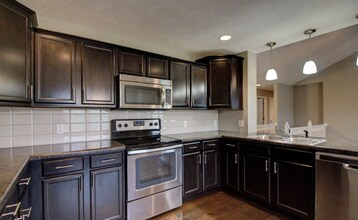 2460 W Spring Water St in Springfield, MO - Building Photo - Building Photo