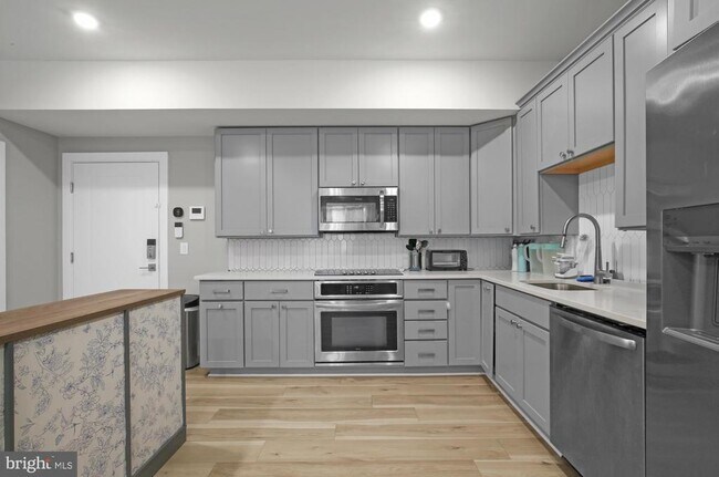 property at 2621 W Jefferson St