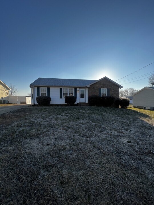 585 Kathryn Ct in Clarksville, TN - Building Photo