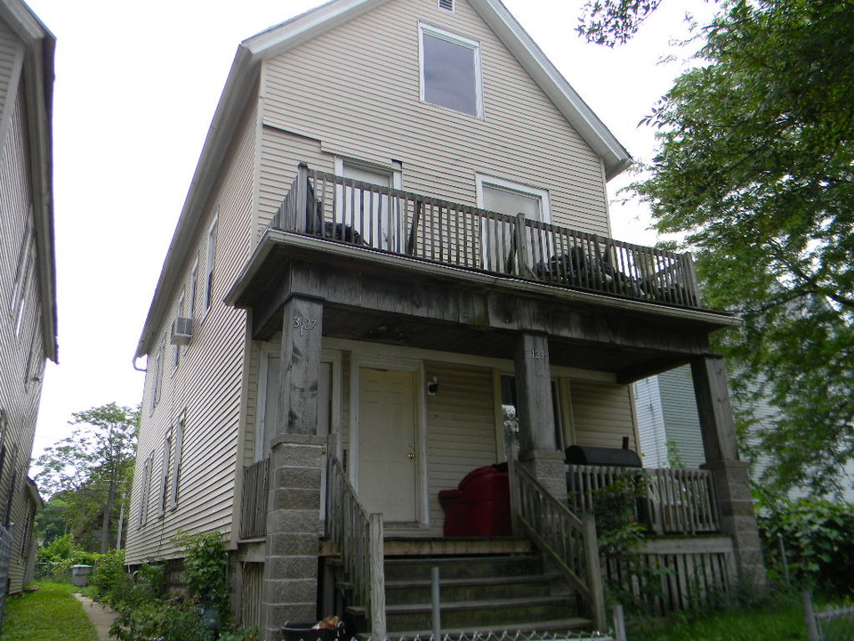 3127 W Garfield Ave in Milwaukee, WI - Building Photo