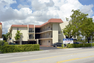 Camelot Apartments in Hialeah, FL - Building Photo - Building Photo