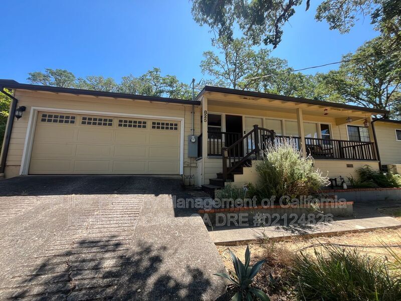 825 Isola Way in Ukiah, CA - Building Photo