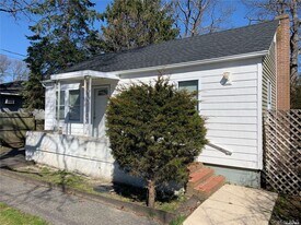 43 Fairview Dr in Shirley, NY - Building Photo